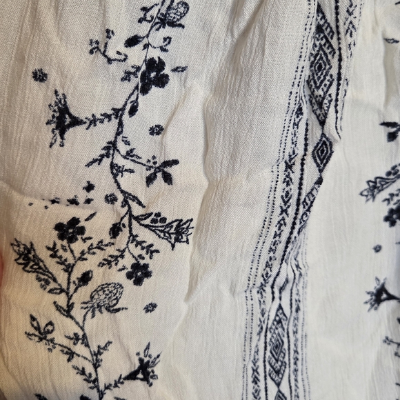 Rewind Off-Shoulder Floral Top - Black and White - Picture 5 of 5